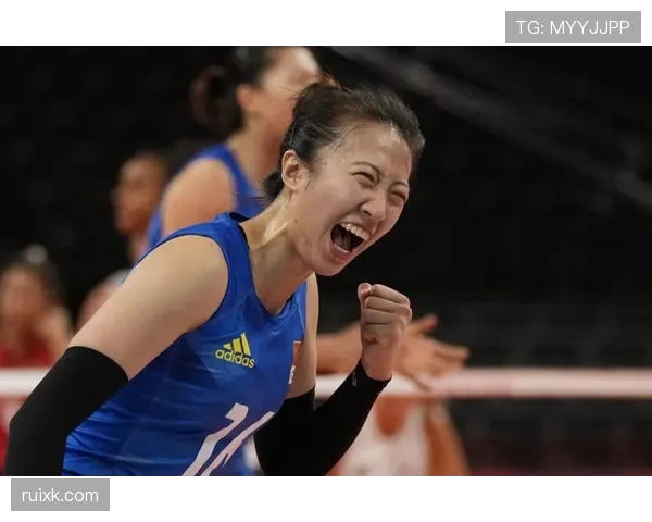 丁霞场上像战士，场下拎着的那个大牌包让我怀疑自己是不是走错片场