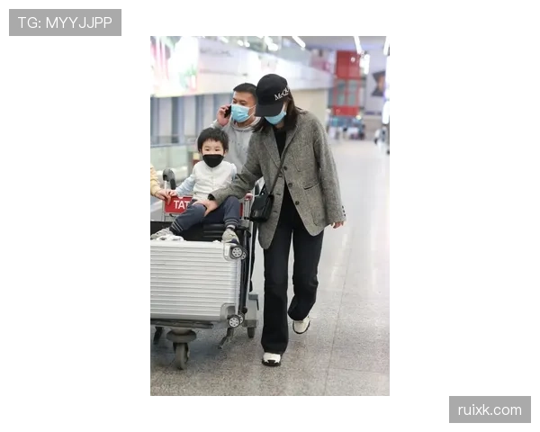 崔家溪把机场当T台，手上那只包能顶我三年房租